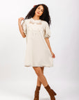 Vestido Corto Beige con Mangas Globo