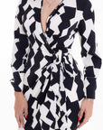 Vestido Corto Estampado Geométrico Blanco y Negro