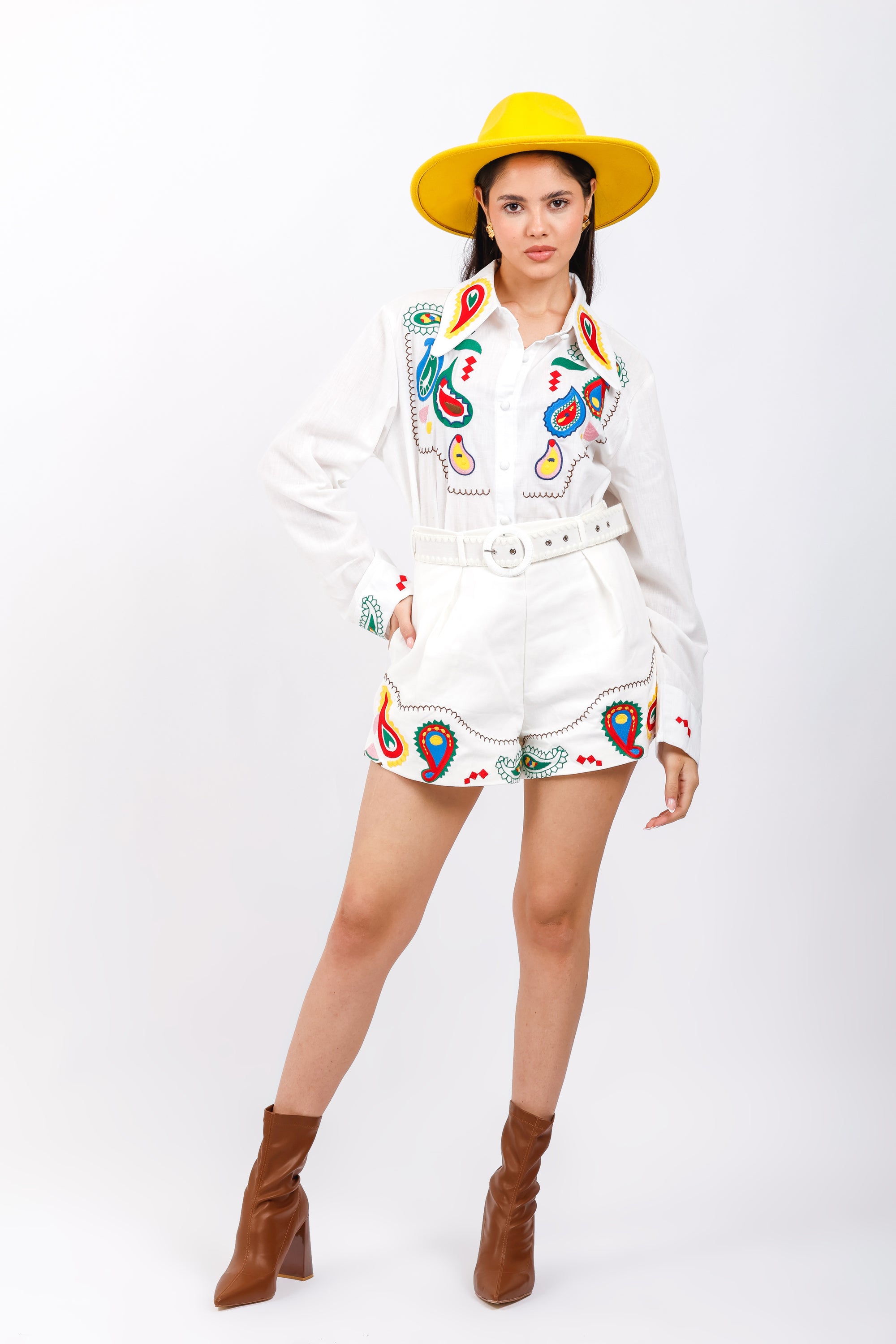 Conjunto blusa manga larga y short blanco con bordados