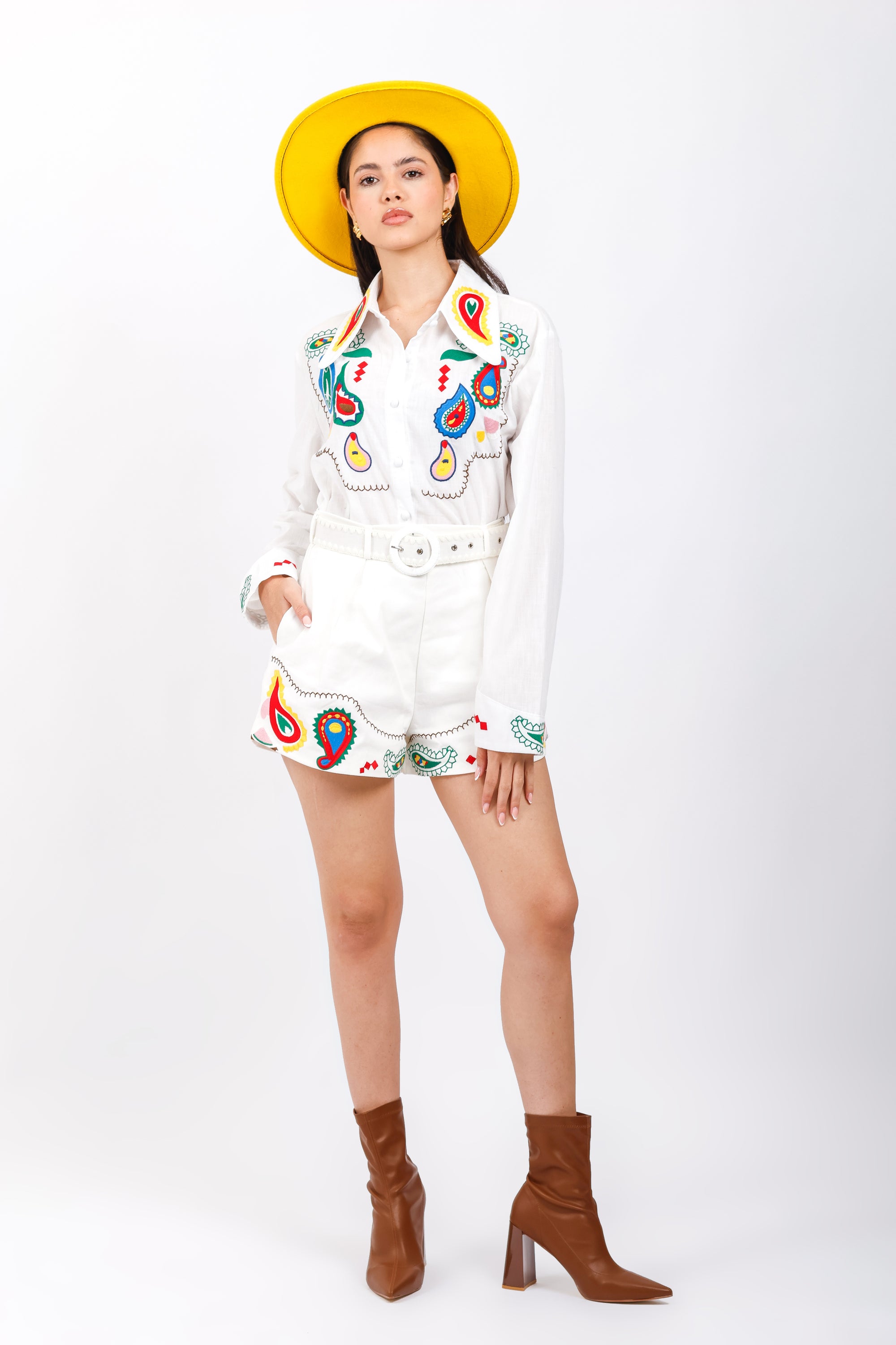 Conjunto blusa manga larga y short blanco con bordados