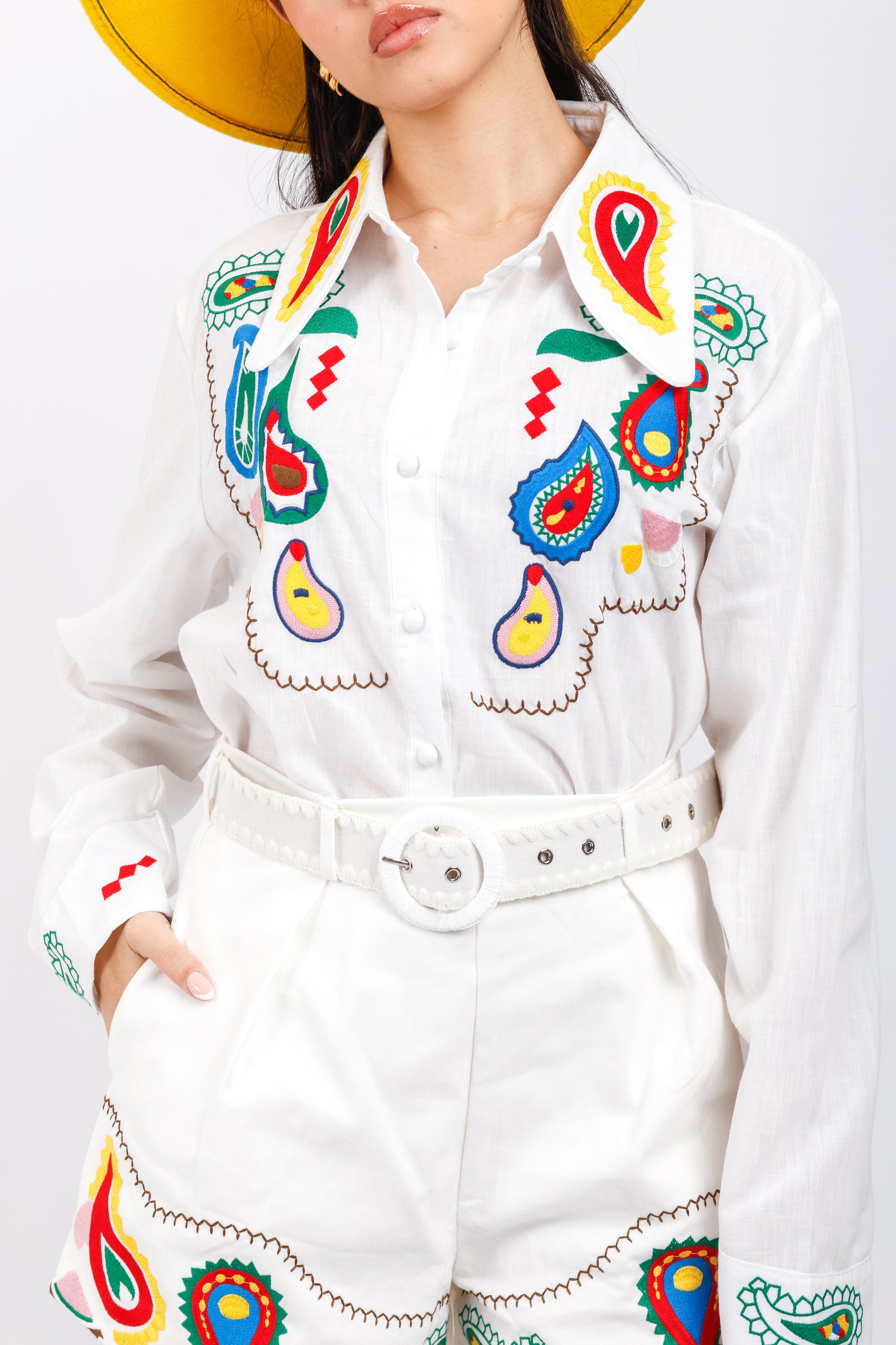Conjunto blusa manga larga y short blanco con bordados