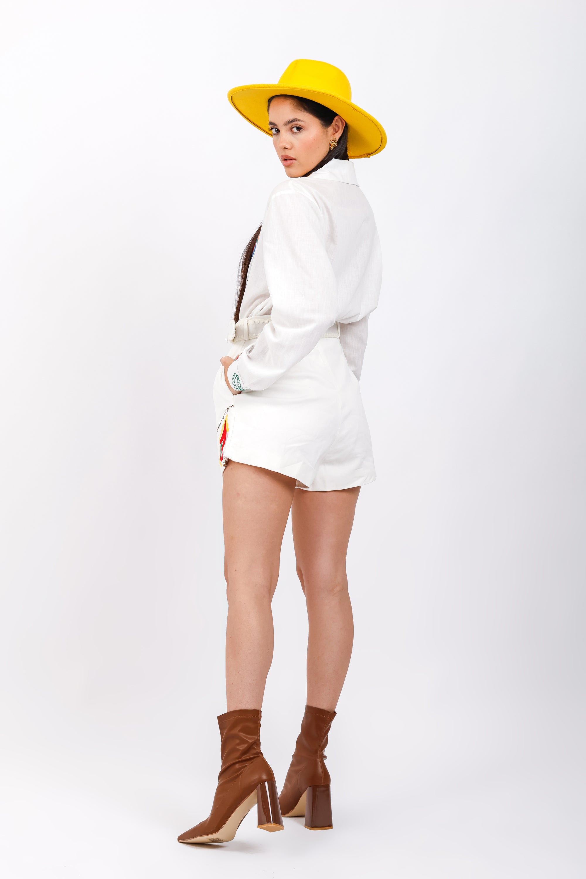 Conjunto blusa manga larga y short blanco con bordados