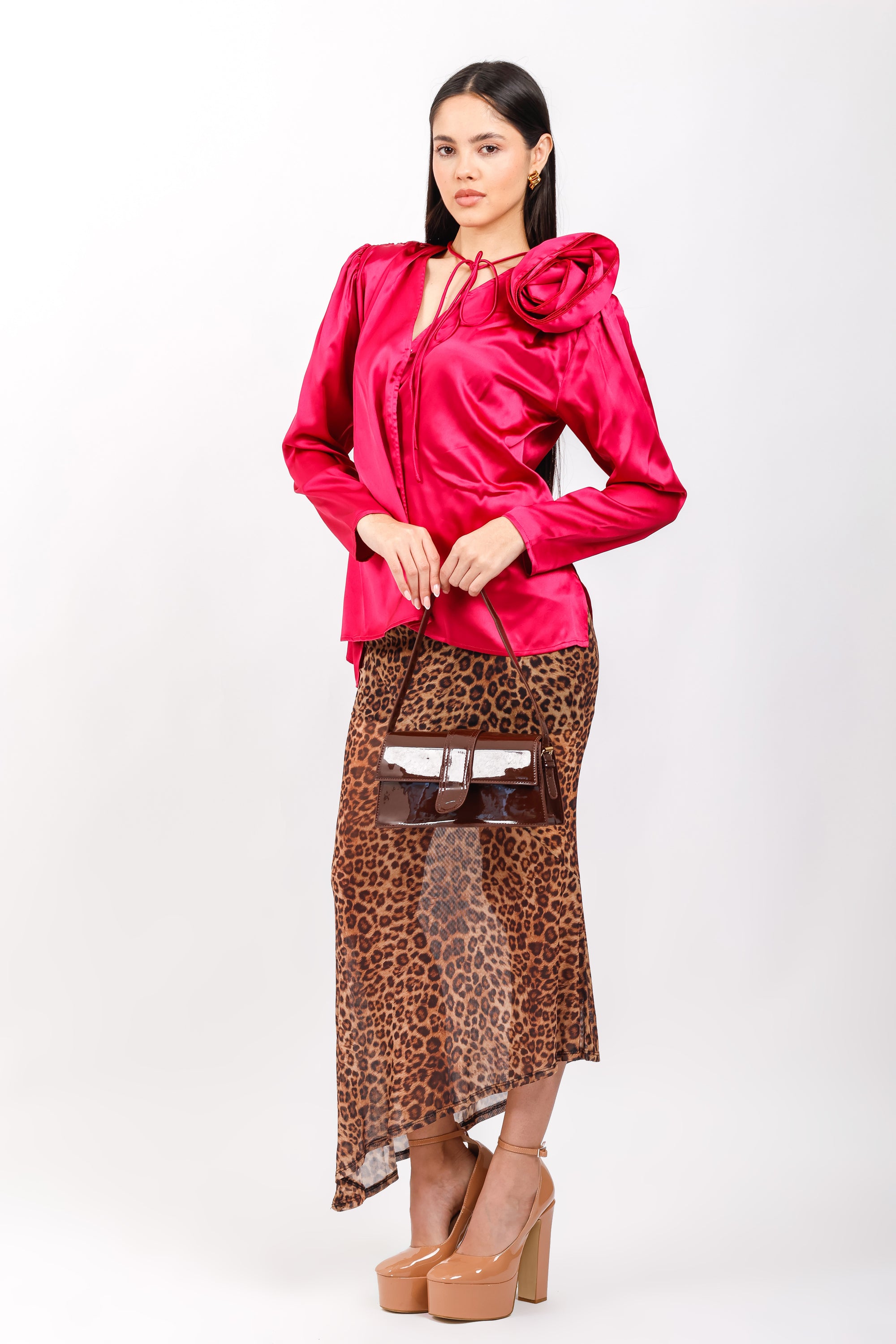 Blusa Satinada Fucsia con Detalle de Flor y Lazo en el Escote