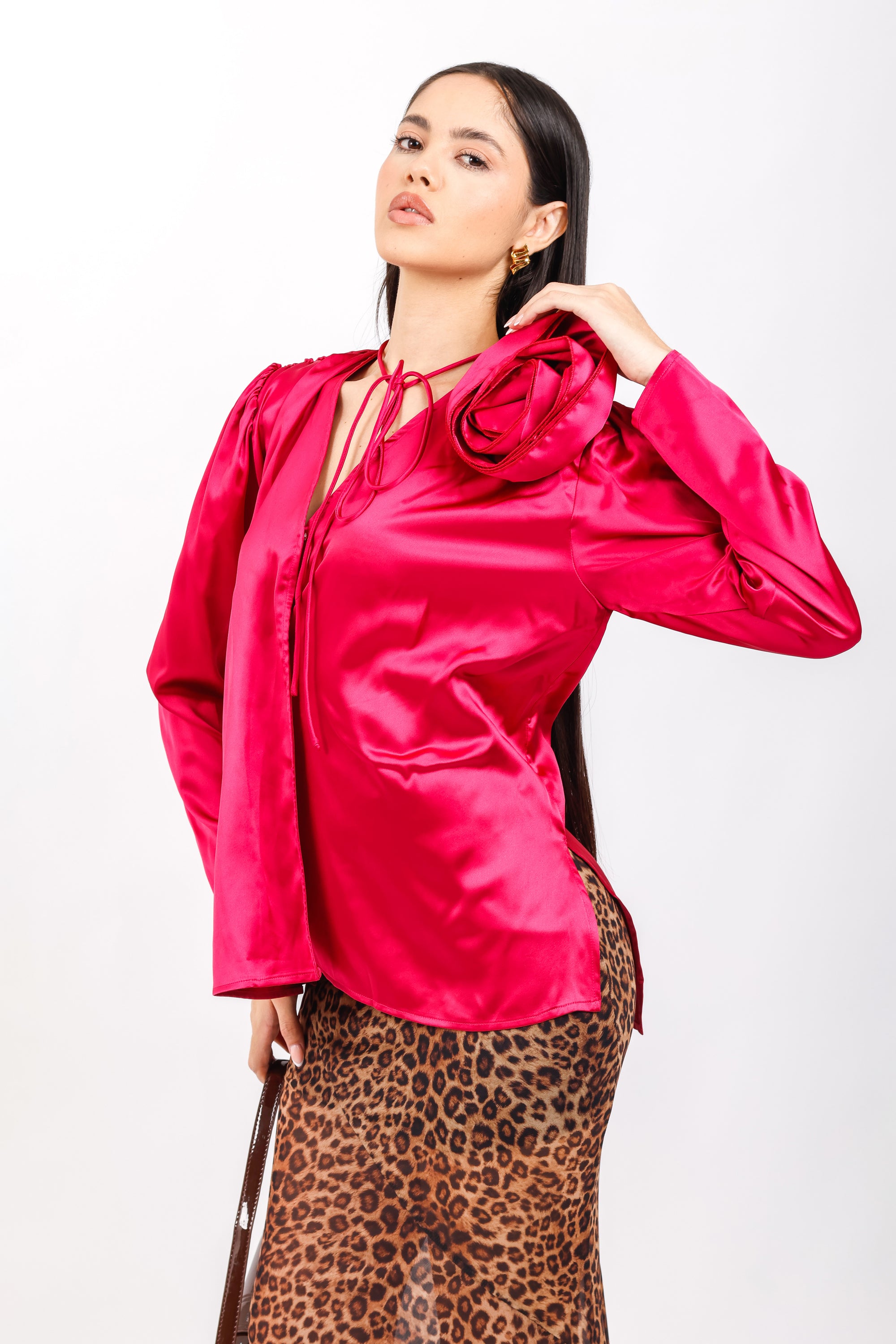 Blusa Satinada Fucsia con Detalle de Flor y Lazo en el Escote