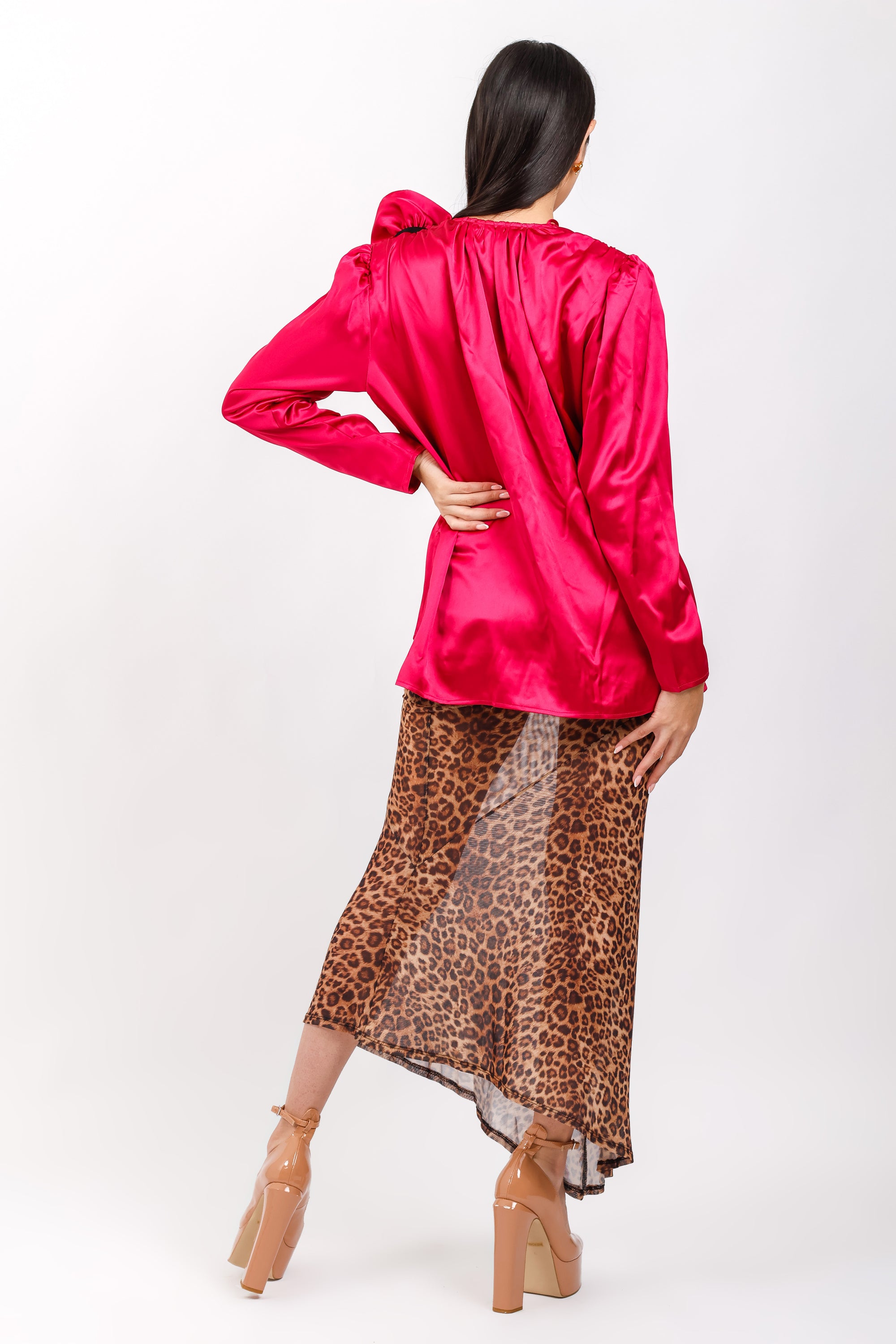 Blusa Satinada Fucsia con Detalle de Flor y Lazo en el Escote