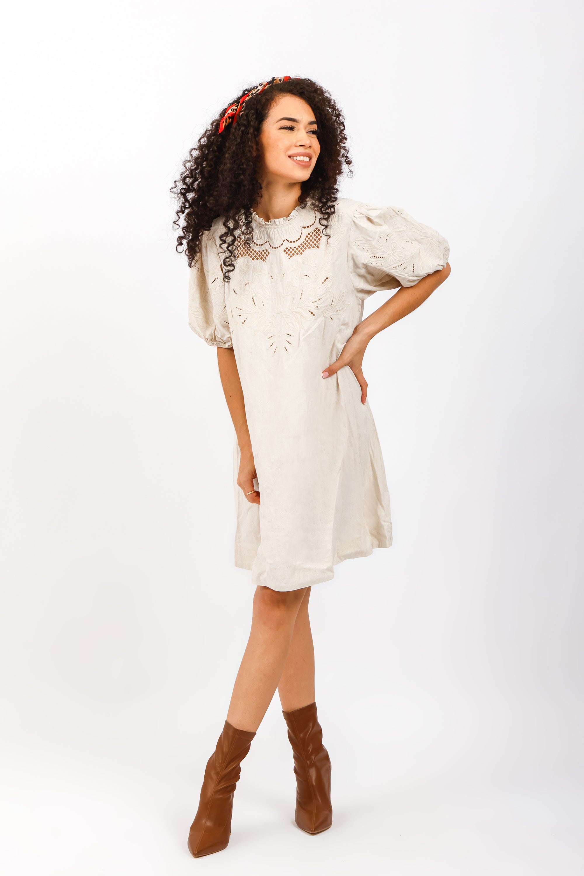 Vestido Corto Beige con Mangas Globo