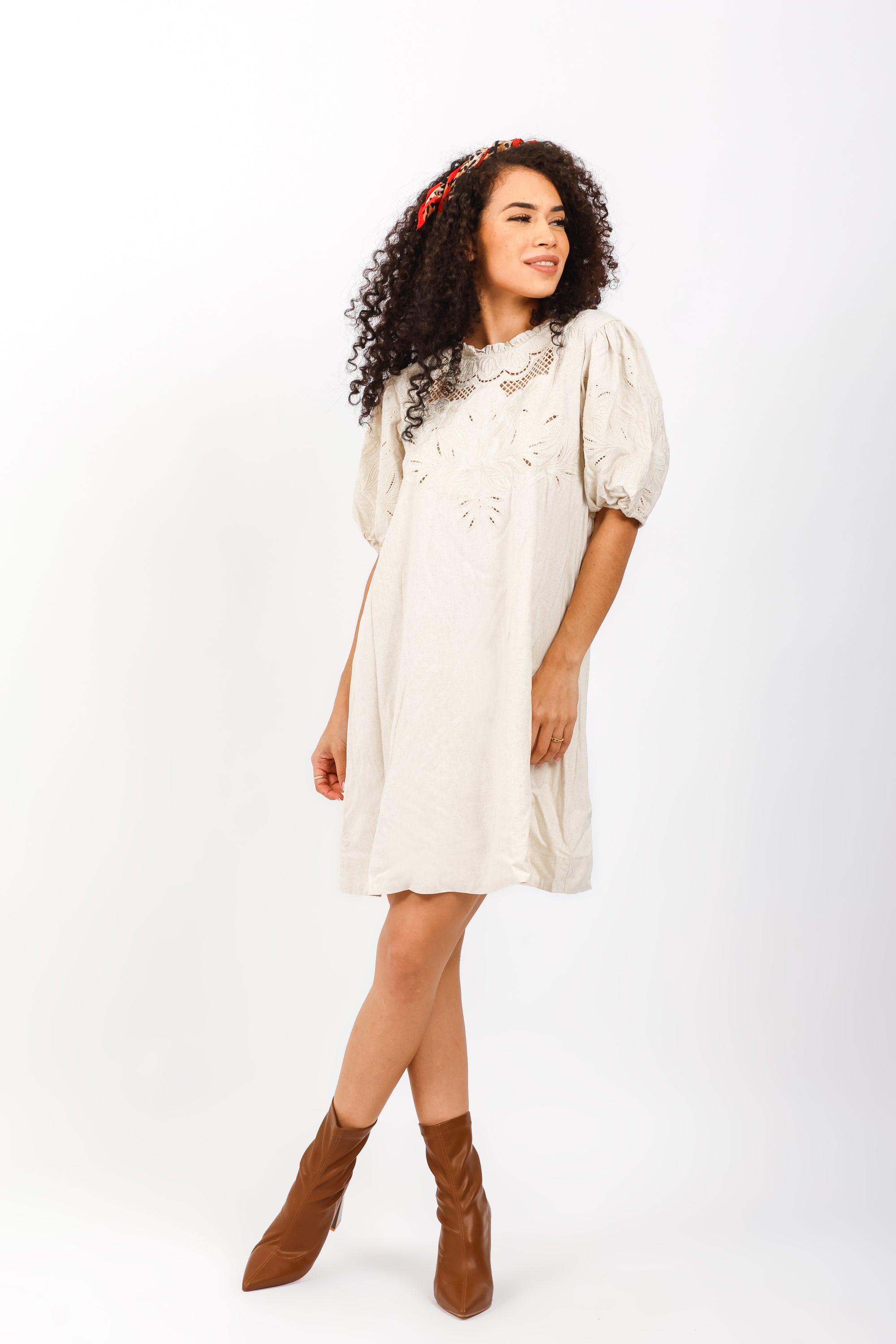 Vestido Corto Beige con Mangas Globo