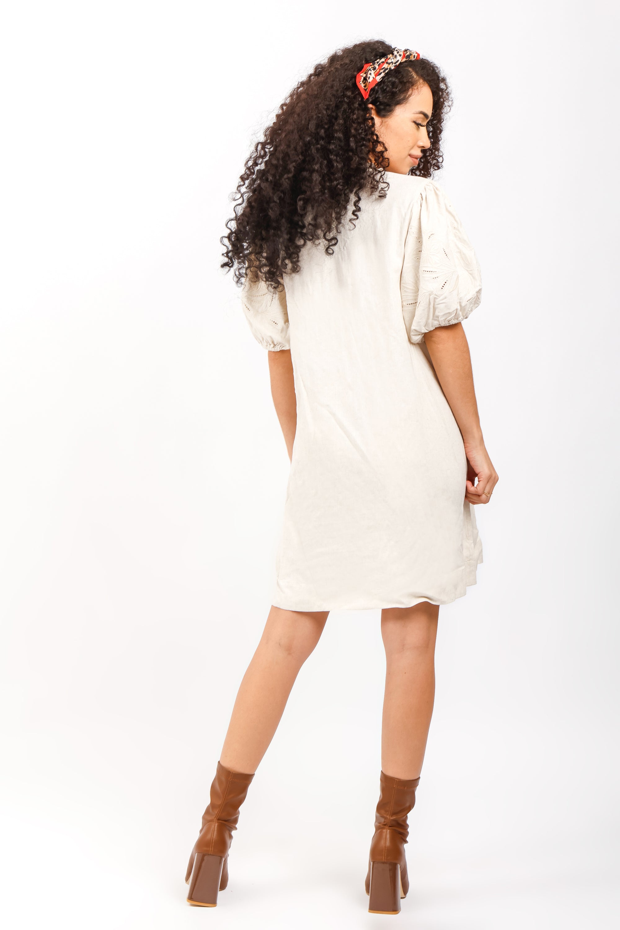 Vestido Corto Beige con Mangas Globo