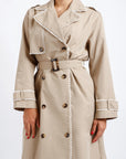 Gabardina Beige con Bordes Decorativos