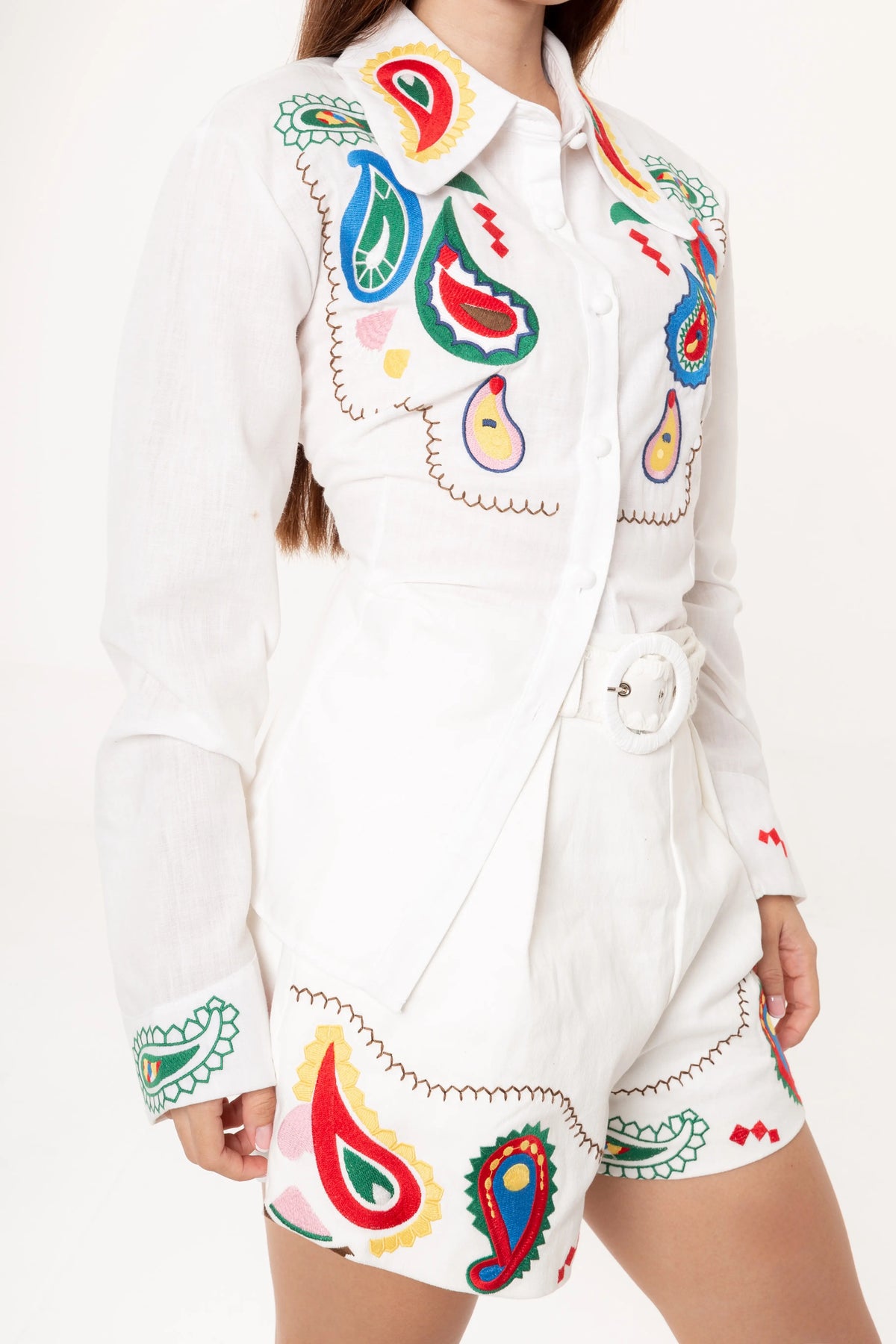 Conjunto blusa manga larga y short blanco con bordados