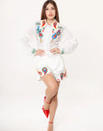 Conjunto blusa manga larga y short blanco con bordados