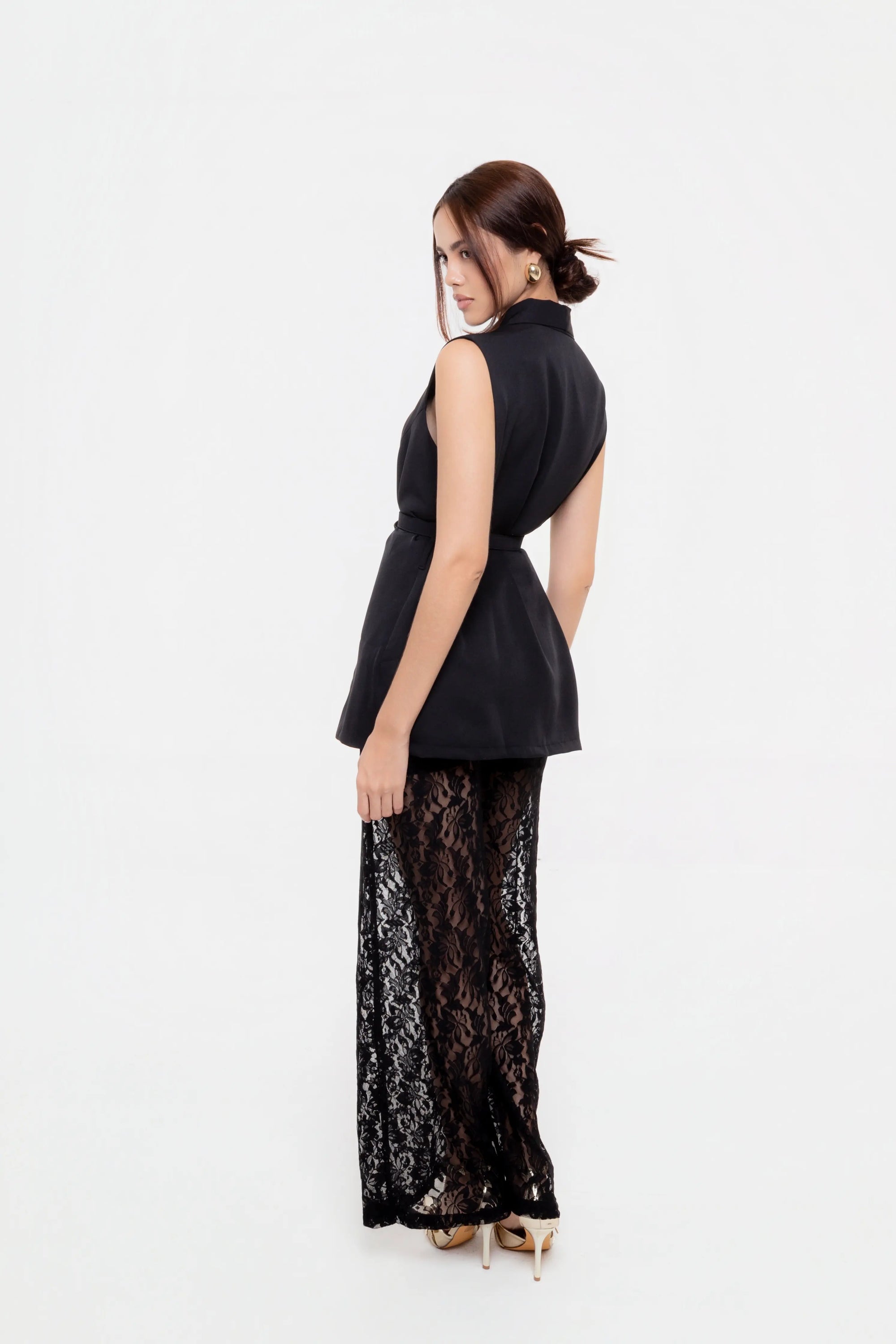 Conjunto Negro con Chaleco y Pantalón de Encaje